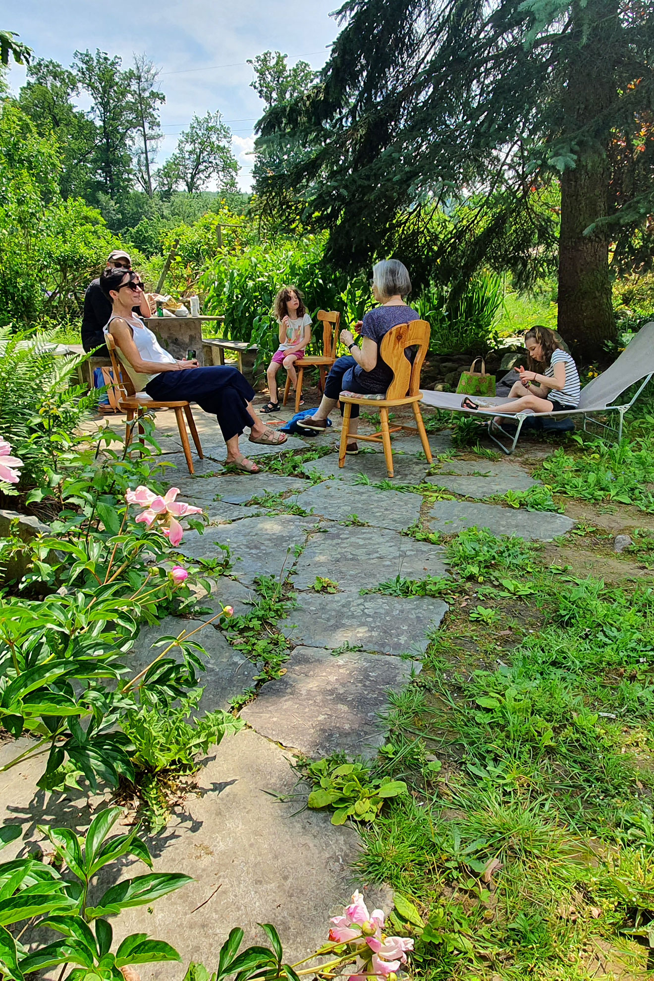 Menschen sitzend im Garten