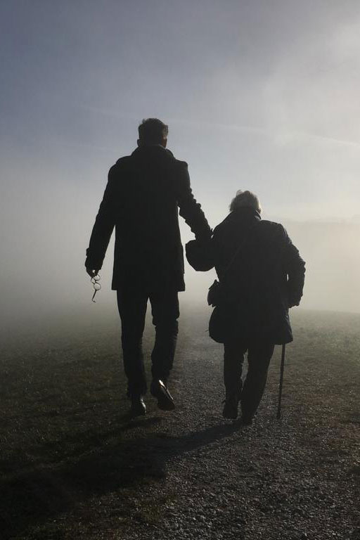 Zwei Menschen beim Spaziergang